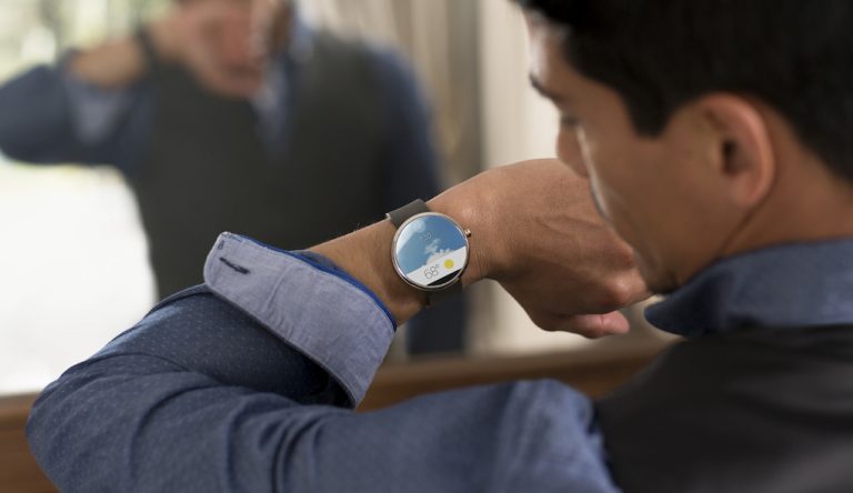 Hình ảnh chiếc Moto 360 chạy Anroid Wear