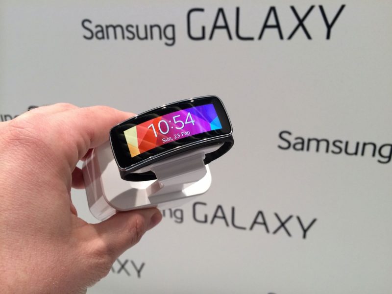 Bộ đôi smartwatch Gear của Samsung có giá 4 triệu đồng