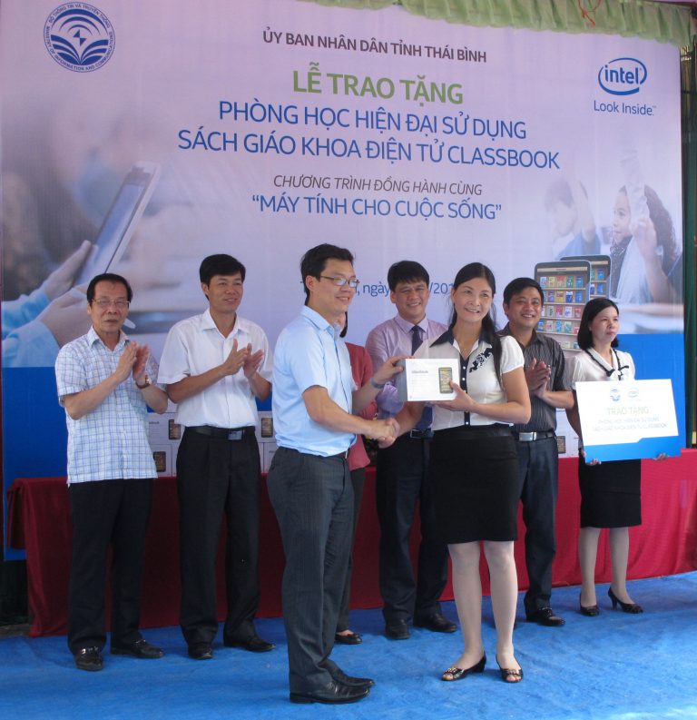 Trường THCS Quang Lịch được tặng “Phòng học hiện đại sử dụng Sách giáo khóa điện tử Classbook thế hệ mới”