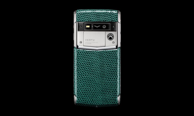 Vertu ra mắt hai mẫu Signature Touch da thằn lằn mới