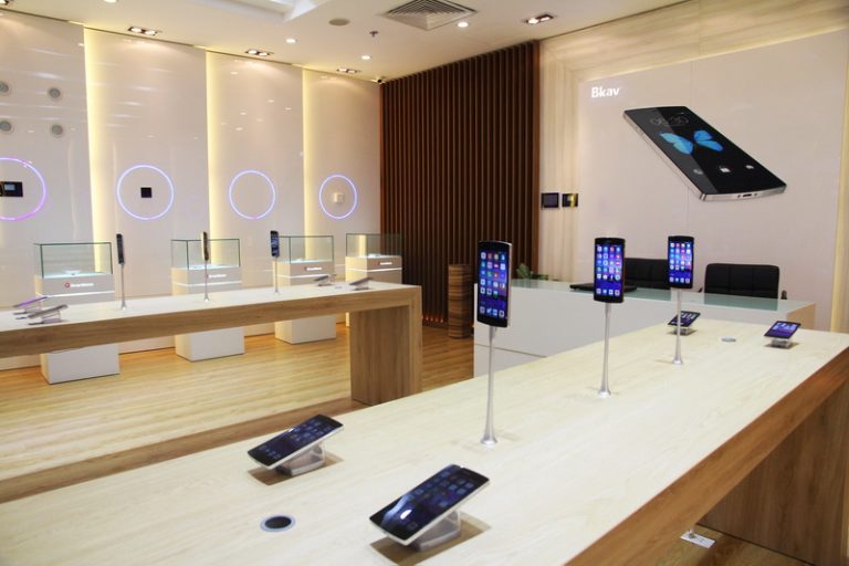 Bphone khai trương showroom trải nghiệm, thứ Năm hằng tuần mở bán qua mạng