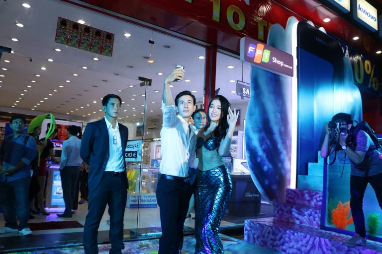 Tưng bừng sự kiện “bóc tem” Galaxy S7 cùng Mỹ Nhân Ngư tại FPT Shop