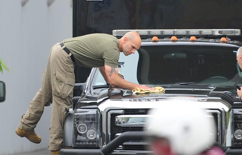 Đặc vụ Mỹ lau chùi bóng nhoáng xe đặc chủng bảo vệ Obama