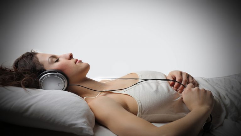 Vì sao không nên để điện thoại gần giường ngủ?