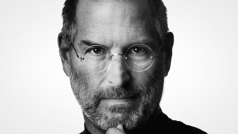 Steve Jobs giới thiệu một cửa hàng Apple năm 2001