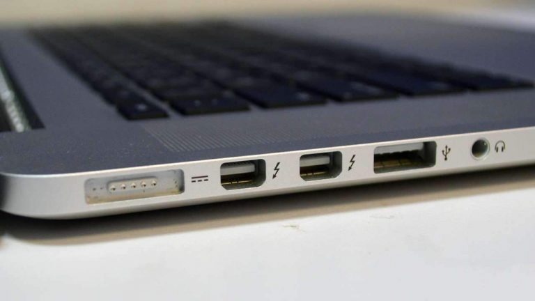 Cách sạc điện thoại qua cổng USB khi bạn đã gập laptop hay Macbook lại