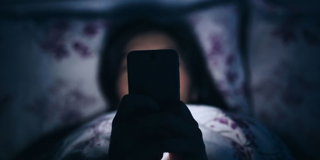 Vì sao không nên để điện thoại gần giường ngủ?