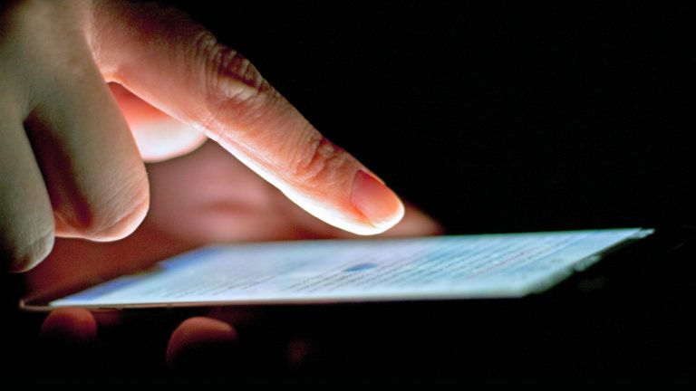 Hướng dẫn xem ngày giờ, thời tiết không cần chạm vào điện thoại