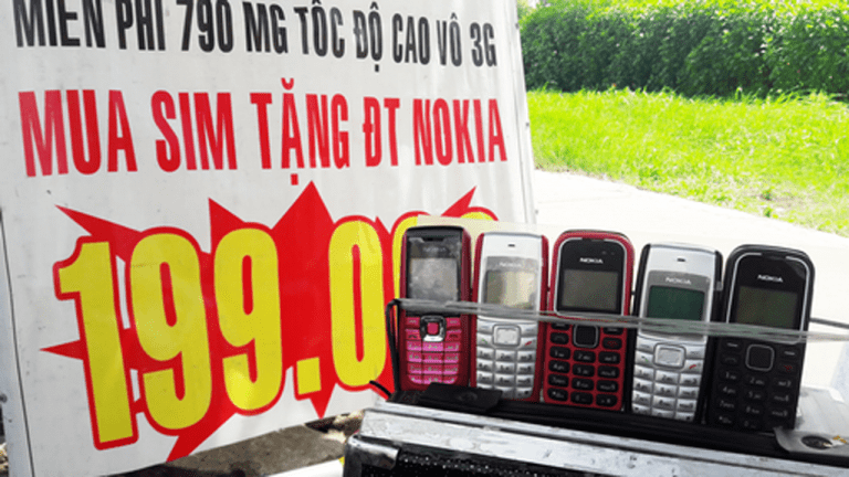 Bán sim tặng điện thoại ‘cục gạch’ ở TP HCM
