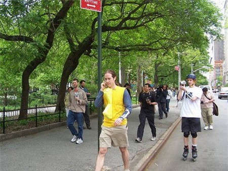 Một chàng Pac-Man đang liên lạc với trung tâm trên đường phố Manhattan (2004). 