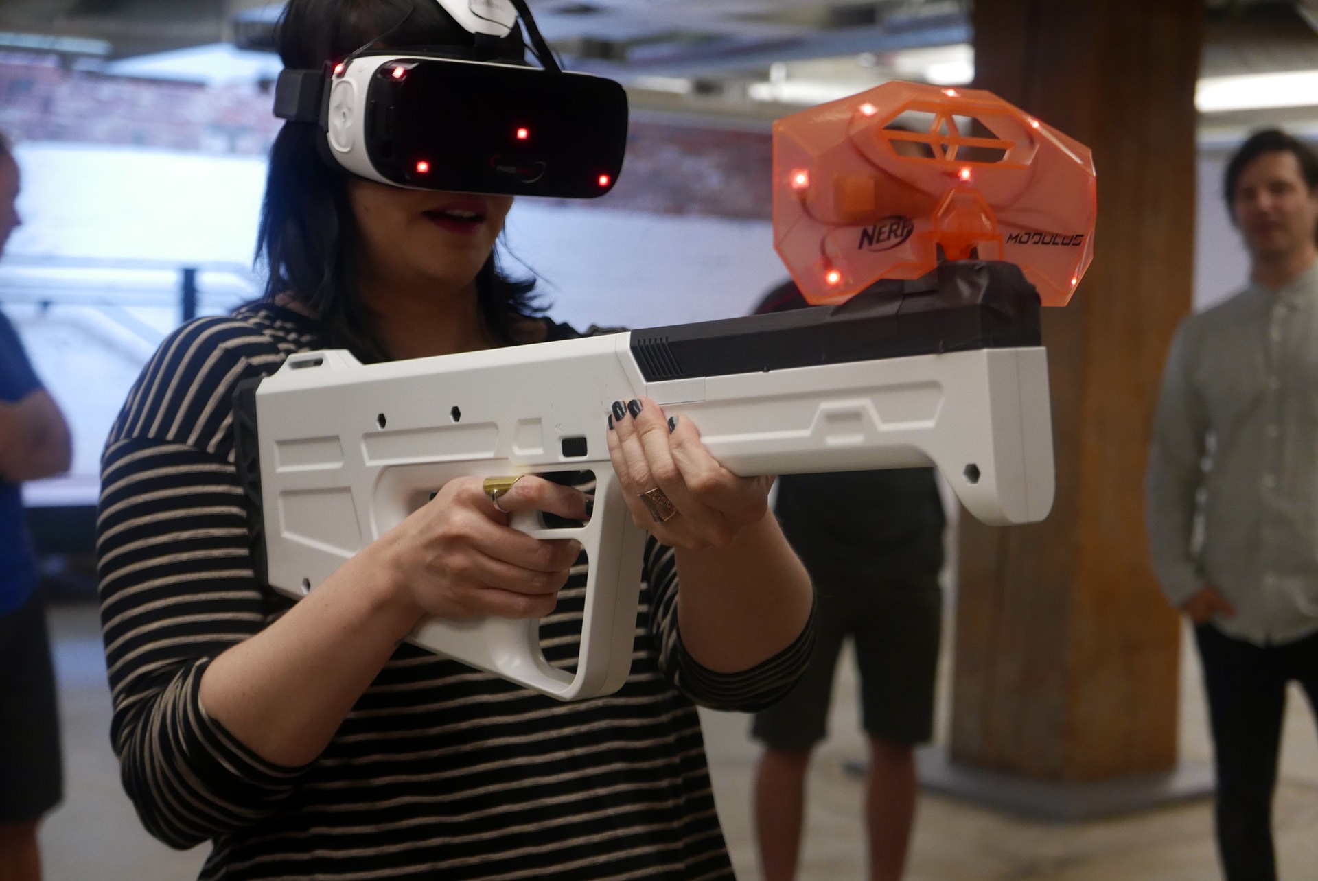 Vr вход. Автомат vr14. Виртуальная реальность с оружием. VR оружие. Игровые автоматы виртуальная реальность.