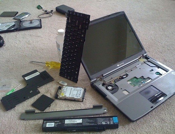 Những điều cần làm ngay khi laptop bị vô nước
