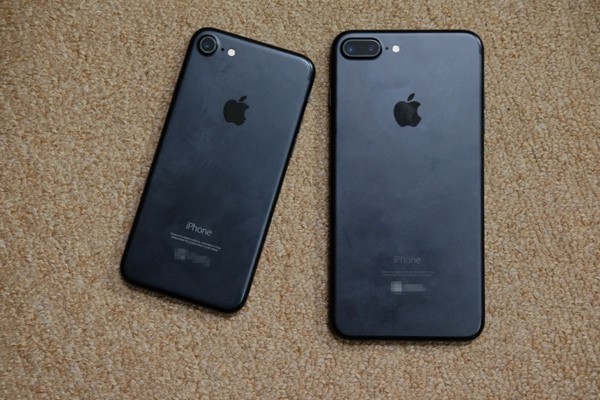 Màu đen nhám và bạc của iPhone 7 Plus đã có mặt tại Việt Nam, tạo nên một làn sóng tiếp tục thu hút sự chú ý của giới điện thoại. Sản phẩm này sử dụng công nghệ tiên tiến nhất của Apple, đáp ứng nhu cầu chụp ảnh và sử dụng đa phương tiện tốt nhất. Với màu sắc đầy cá tính và thiết kế sang trọng, iPhone 7 Plus đang trở thành \
