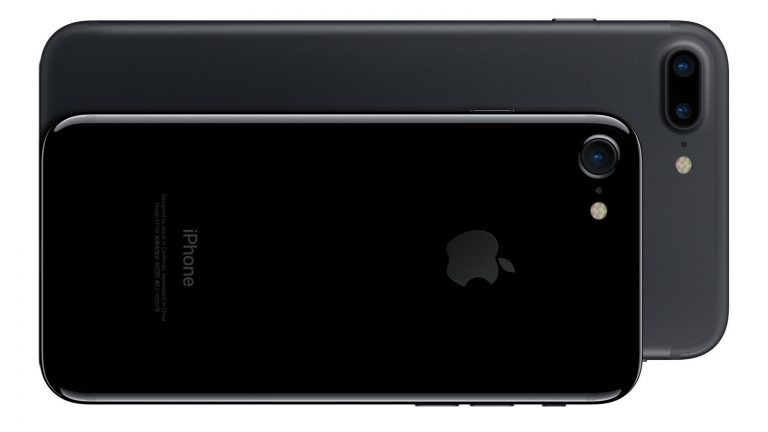 Buôn lậu iPhone bằng cách cuốn hàng chục máy quanh người như… áo giáp
