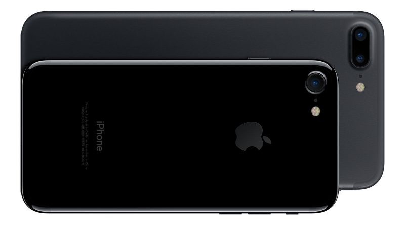 Buôn lậu iPhone bằng cách cuốn hàng chục máy quanh người như… áo giáp