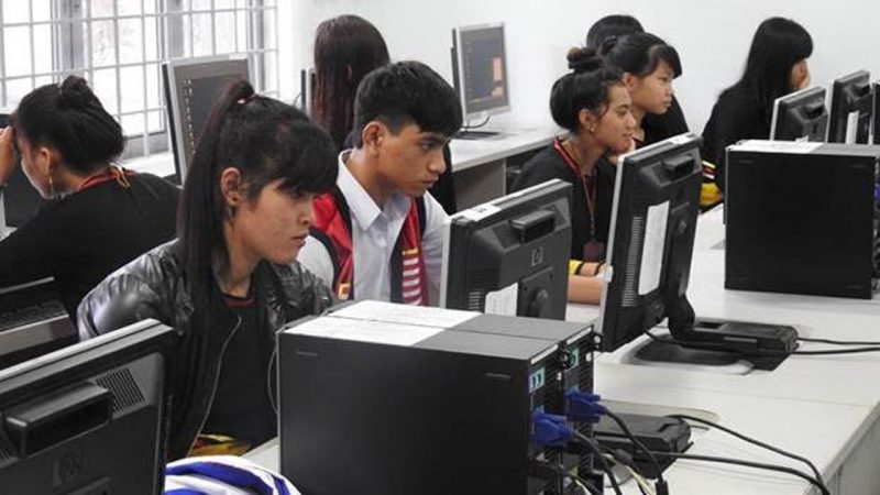 ĐH RMIT và TransViet Group trao tặng phòng học internet cho học sinh Gia Lai