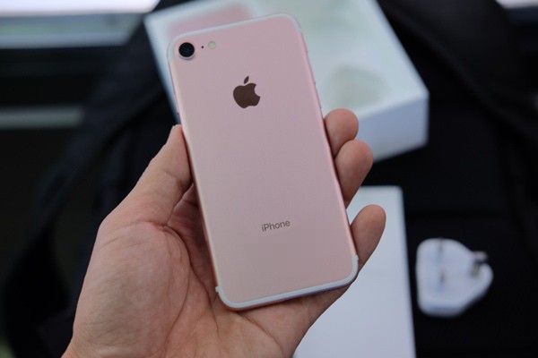 Mở hộp iPhone 7 đầu tiên về Việt Nam, giá gần 34 triệu đồng