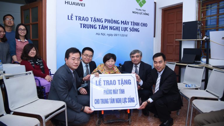 Huawei Việt Nam trao tặng phòng máy tính cho Trung tâm Nghị Lực Sống