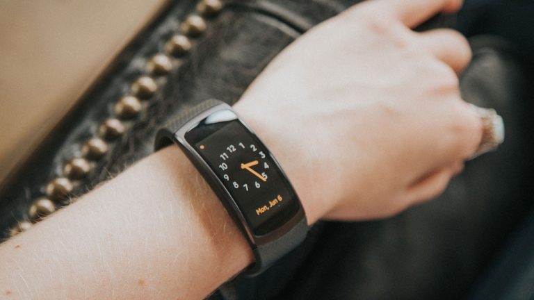 Viễn Thông A bán smartwatch Gear Fit 2 chính hãng giá giảm 50%