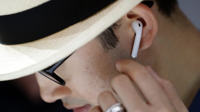 Vì sao Apple chưa bán tai nghe không dây AirPod?
