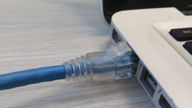 Làm sao biết nhà mạng có bóp băng thông Internet của bạn?