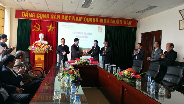Huawei Việt Nam tặng máy tính xách tay Lenovo ThinkPad và máy tính để bàn HP cho tỉnh Lai Châu