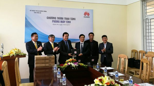 Huawei tặng máy tính xách tay Lenovo và máy tính để bàn HP cho tỉnh Nghệ An, Lai Châu