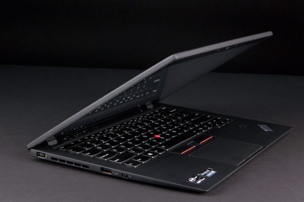 lenovo-thinkpad-x1-carbon-touch-review-lid-angle