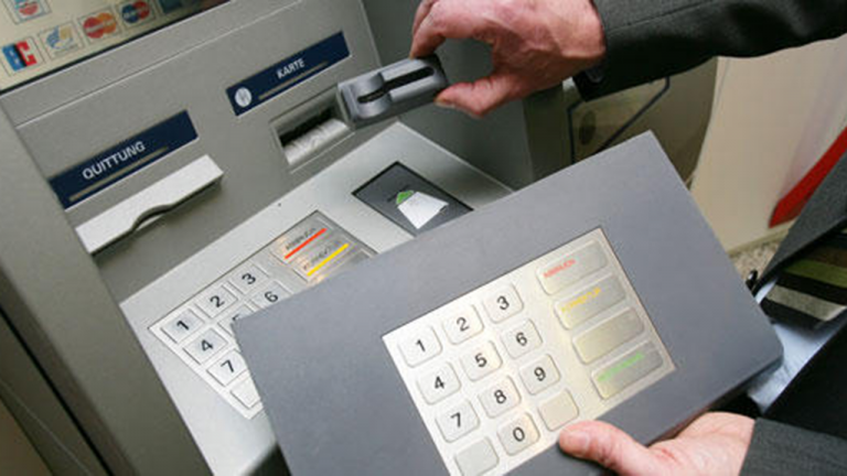 Phát hiện thiết bị đánh cắp mật khẩu thẻ ATM tại TP.HCM?