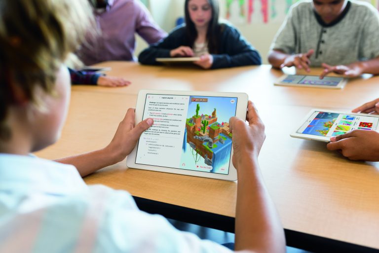 Apple ra mắt iPad 2017, giá rẻ, nâng cấp cấu hình