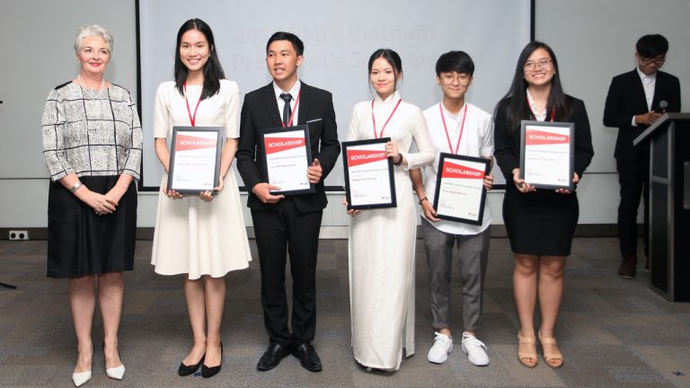 Đại học RMIT tăng số lần trao học bổng trong năm