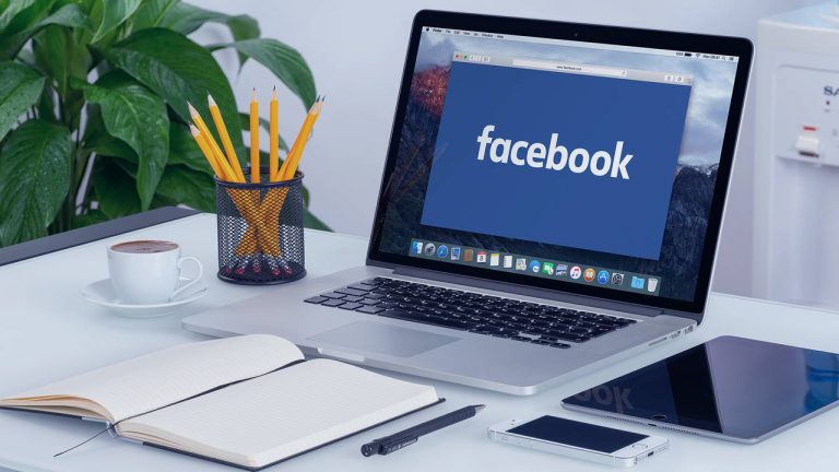 Facebook trên web đã cho phép đặt màu nền, xem bài đăng dạng thẻ