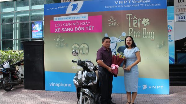 VNPT VinaPhone HCM trao thưởng chương trình “Lộc xuân mỗi ngày, xe sang đón Tết”