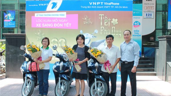 VNPT VinaPhone HCM trao thưởng chương trình “Lộc xuân mỗi ngày, xe sang đón Tết”