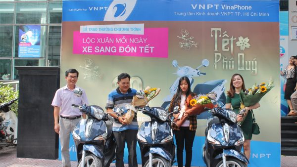 VNPT VinaPhone HCM trao thưởng chương trình “Lộc xuân mỗi ngày, xe sang đón Tết”