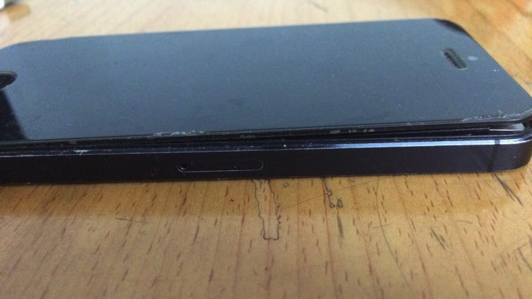 Màn hình iPhone bị hở keo, vì sao?