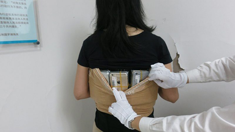 Buôn lậu 102 chiếc iPhone bằng cách quấn quanh người