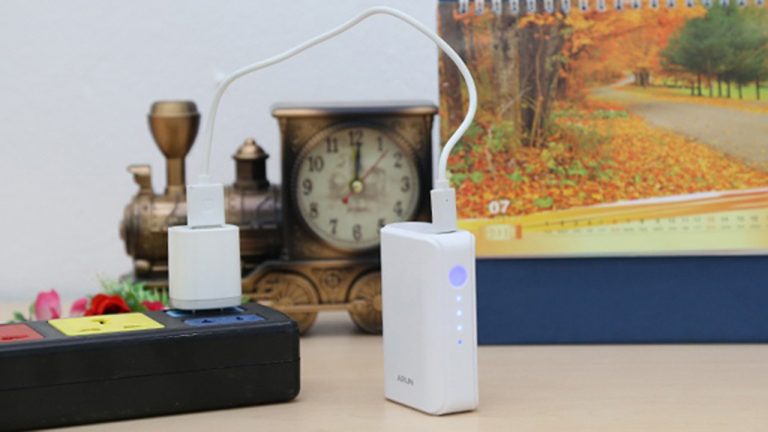 Làm sao biết khi nào sạc dự phòng đầy pin?