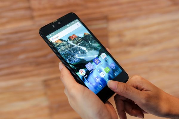 Các ông lớn “buông tay”, thị trường vẫn ngập smartphone, tablet giá rẻ
