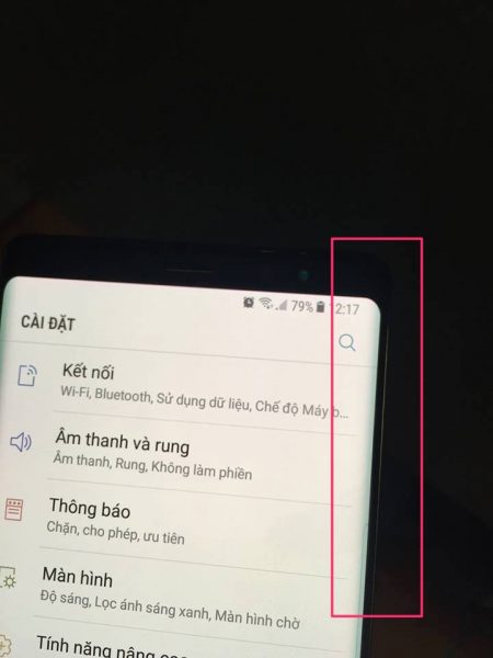 Note 8 hở sáng viền màn hình là đặc tính của màn hình cong?