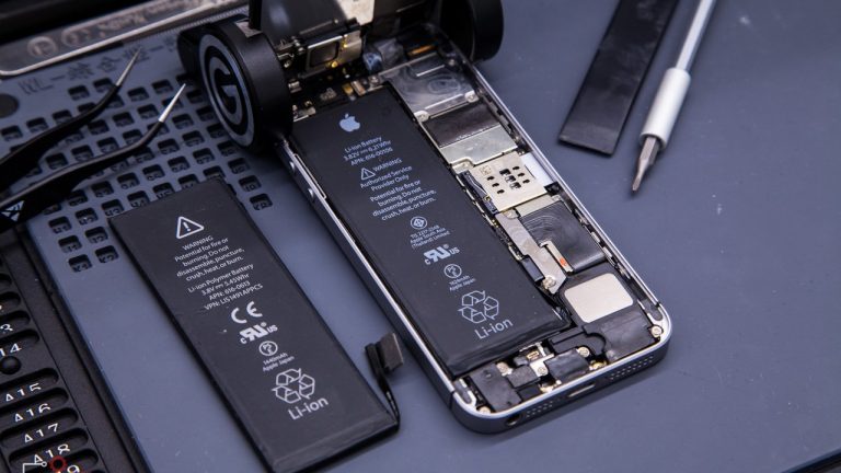 Người dùng iPhone đời cũ thay pin chính hãng ở đâu tại Việt Nam?