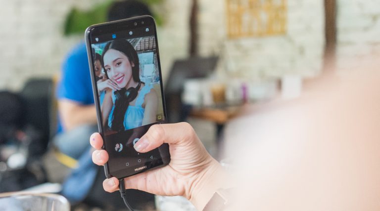 Huawei nova 2i cập nhật miễn phí tính năng Face Unlock và AR Selfie