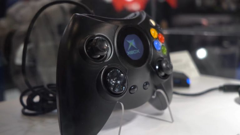 Microsoft và Hyperkin hợp tác “hồi sinh” tay cầm The Duke khổng lồ