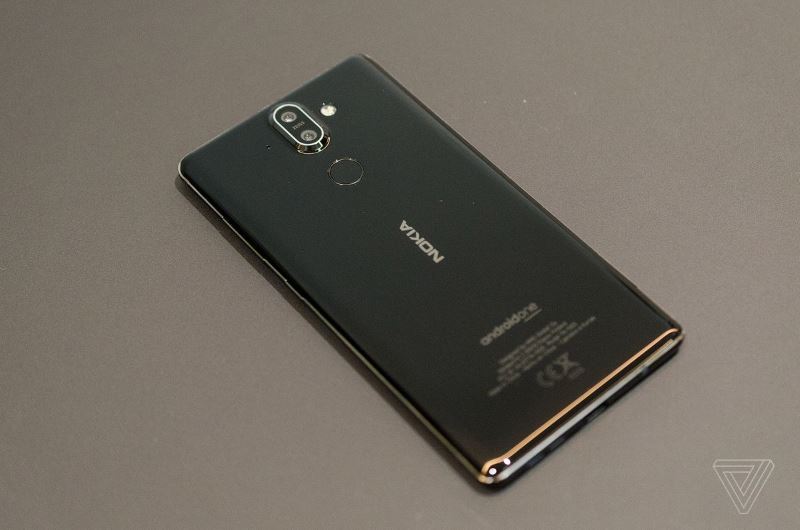 Nokia 8 Sirocco là mẫu điện thoại flagship của HMD năm nay, không có cổng cắm tai nghe