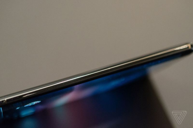 Nokia 8 Sirocco là mẫu điện thoại flagship của HMD năm nay, không có cổng cắm tai nghe