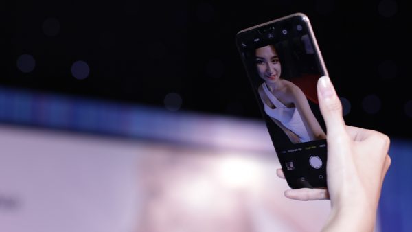 Vivo V9 mới ra mắt có gì hay?