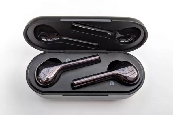 Tai nghe Huawei FreeBuds gây ấn tượng với thời lượng pin gấp đôi AirPods