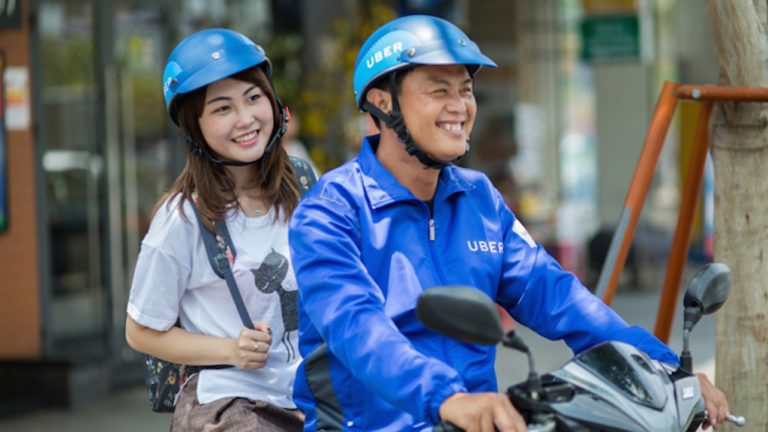 Từng “nhảy dù ứng dụng”, nhiều tài xế Uber lo lắng mất việc