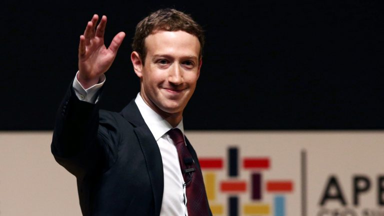 Facebook họp khẩn, CEO Mark Zuckerberg bị đề nghị từ chức