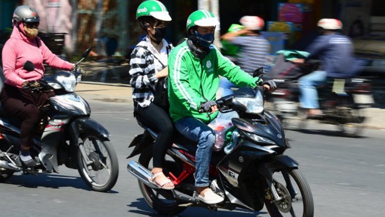 Nhu cầu gọi xe Grab tăng vọt, khách đi phải trả thêm phụ phí giá linh hoạt